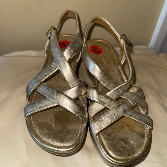 Women's Cole Haan Nike Air Regina Gold Strappy Sandals Sz 6 - Picture 2 of 7